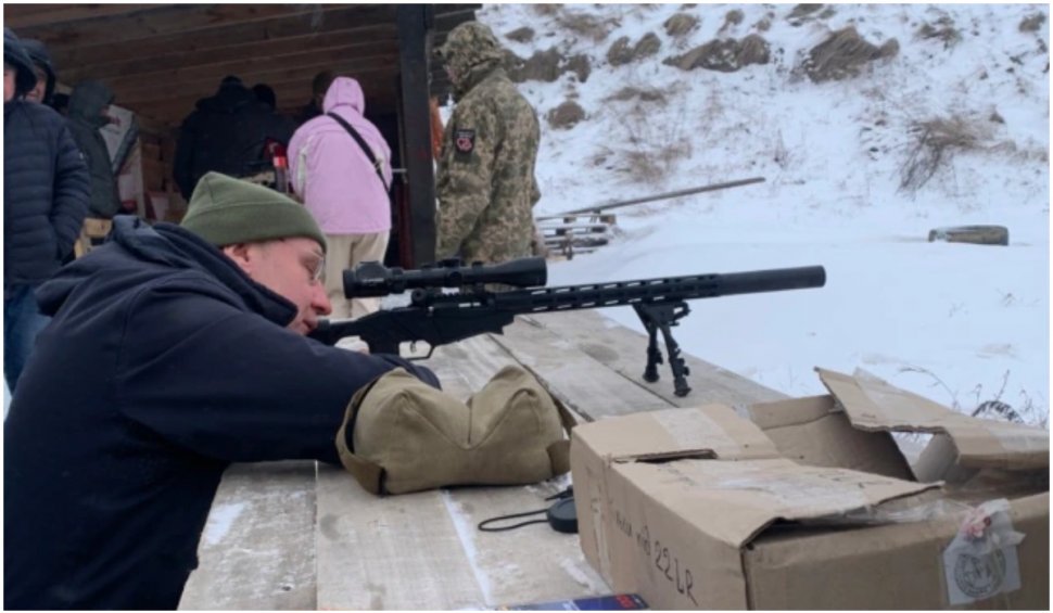 Veteranii de război din Donbass îi învață pe civili să tragă cu armele în cazul unei invazii ruse