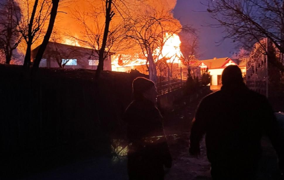 Incendiu extrem de violent într-o localitate din Prahova. Mai multe case au fost cuprinse de flăcări 747654