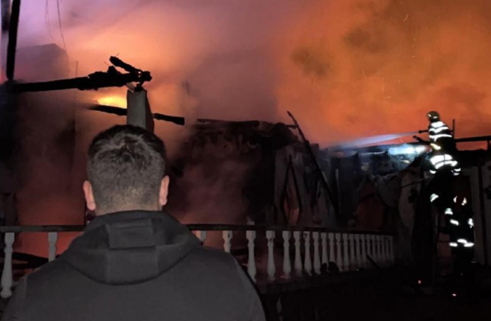 Incendiu extrem de violent într-o localitate din Prahova. Mai multe case au fost cuprinse de flăcări 747655