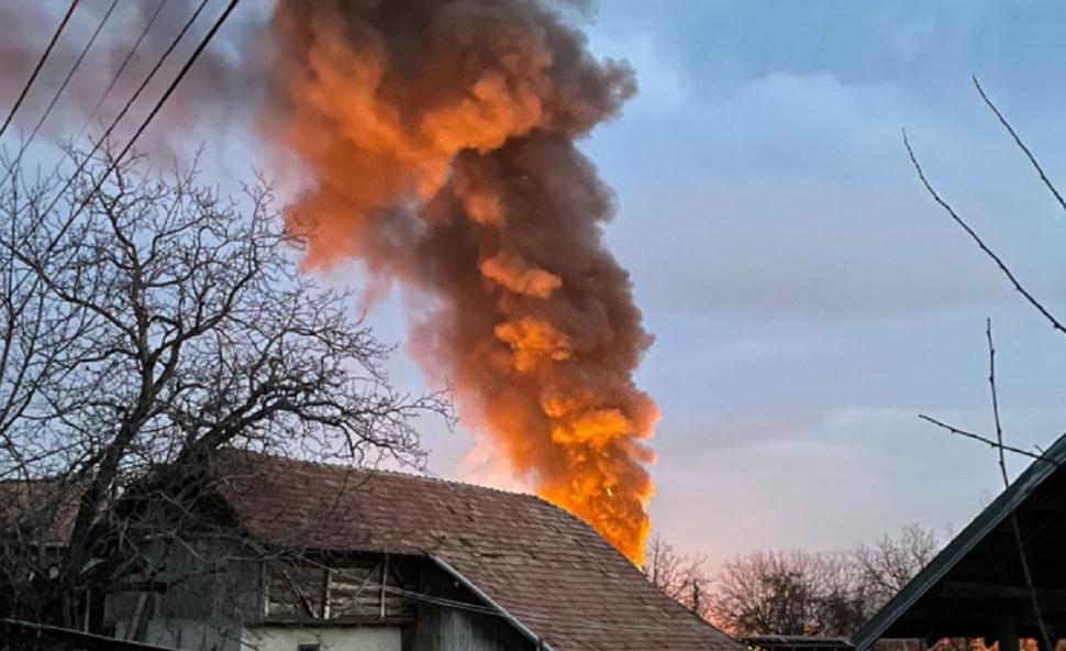 Incendiu extrem de violent într-o localitate din Prahova. Mai multe case au fost cuprinse de flăcări 747656