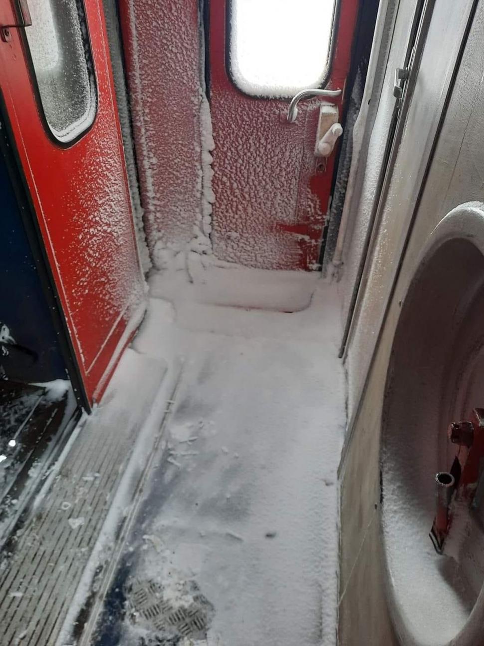 Tren CFR fără încălzire, dar plin de zăpadă. Călătorii au îngheţat la -15 grade  747674