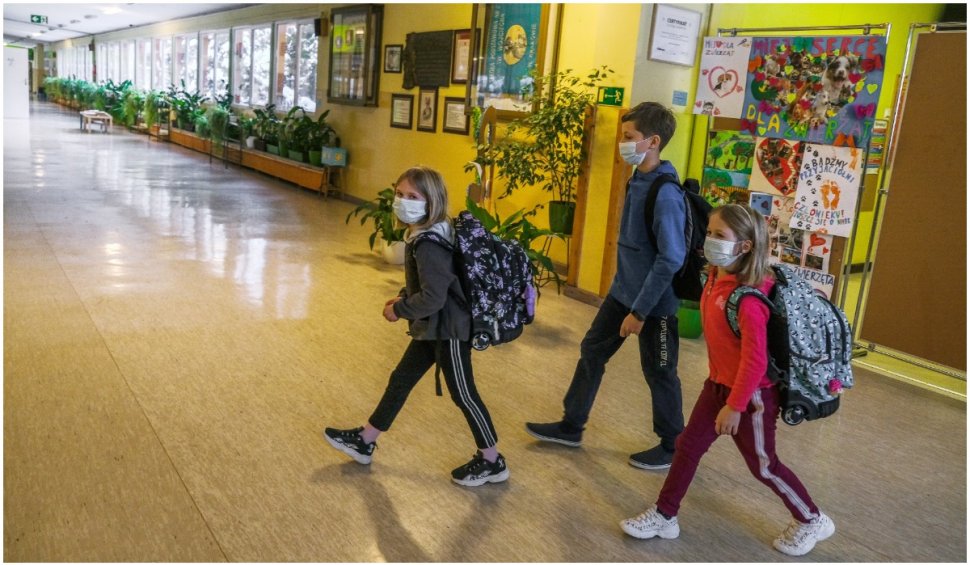 Aproape 5000 de elevi, infectați cu Omicron în București. 14 școli trec în online de săptămâna viitoare
