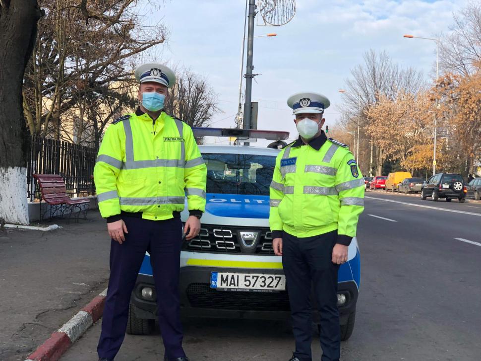 A plouat cu bani în Alexandria, Teleorman! Doi fraţi care se aflau în trafic s-au trezit cu o sacoşă plină cu bani pe parbrizul maşinii. Reacţia lor 747837