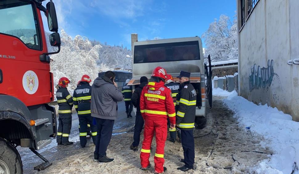 Incendiu într-un autocar plin cu copii! Pompierii și localnicii au intervenit imediat pentru stingerea focului