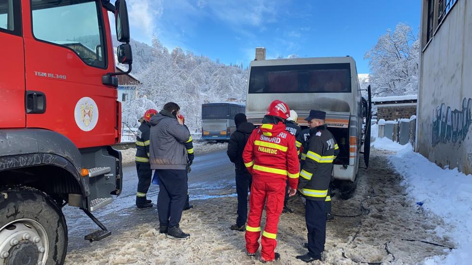 Incendiu într-un autocar plin cu copii! Pompierii și localnicii au intervenit imediat pentru stingerea focului 747897