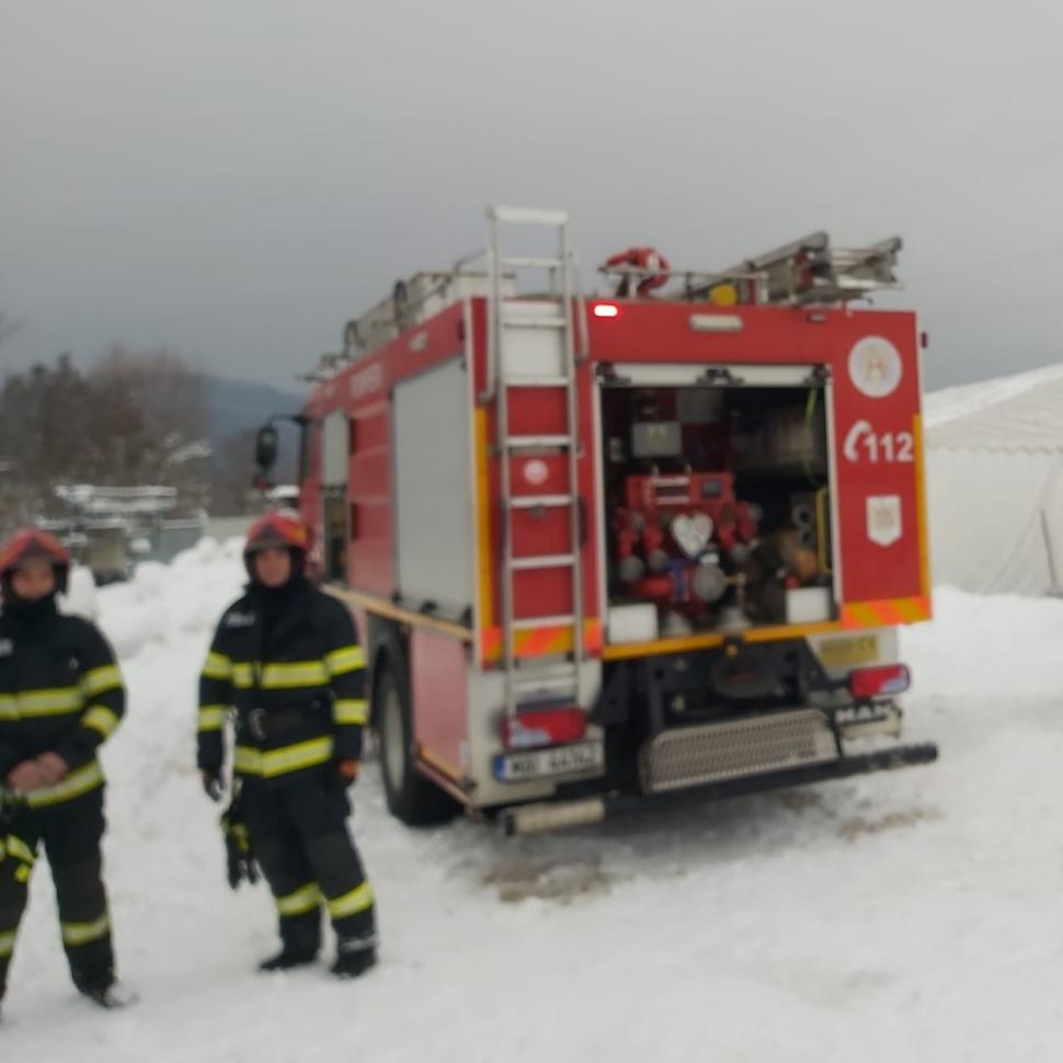 Incendiu puternic într-un cort, în timpul unei slujbe. Un bărbat are arsuri pe mâini și pe față 747990