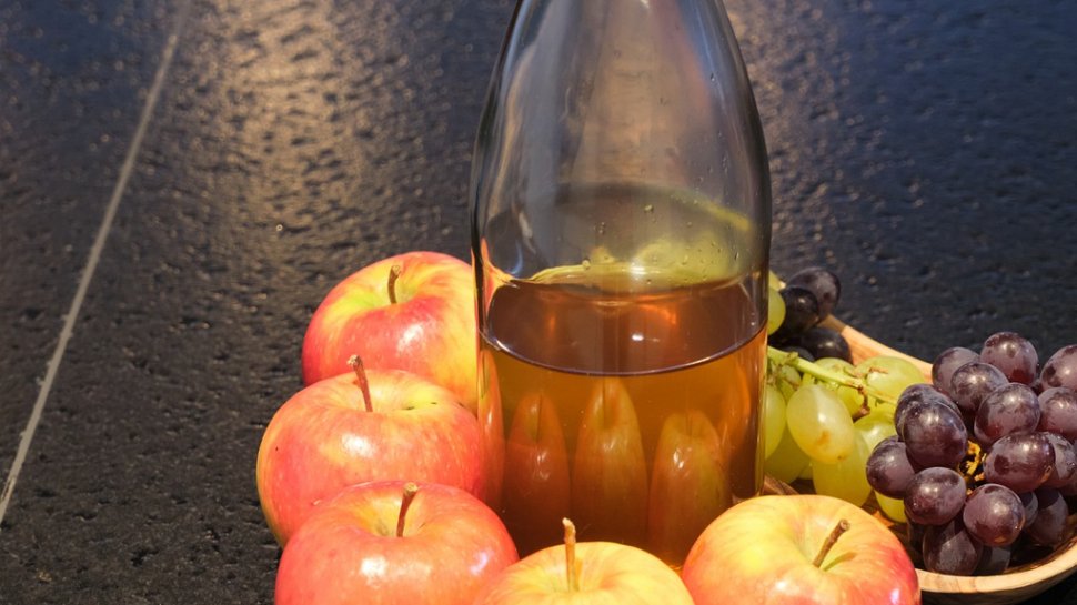 Cum folosim oțetul de mere pentru a combate durerile în gât