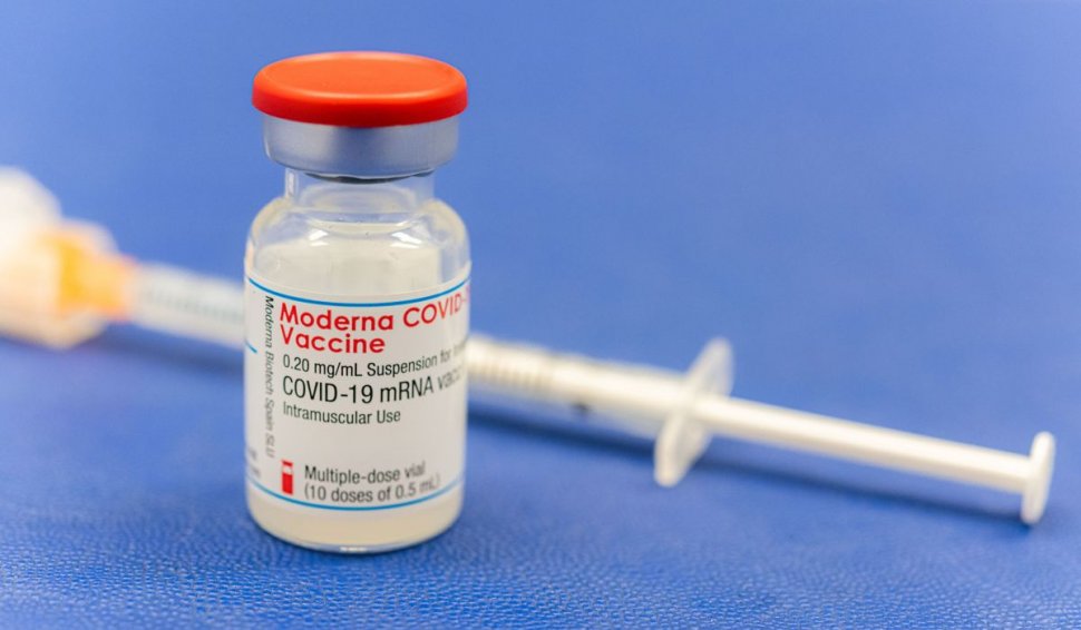 Vaccinul împotriva COVID-19 produs de Moderna a primit autorizare definitivă în Statele Unite
