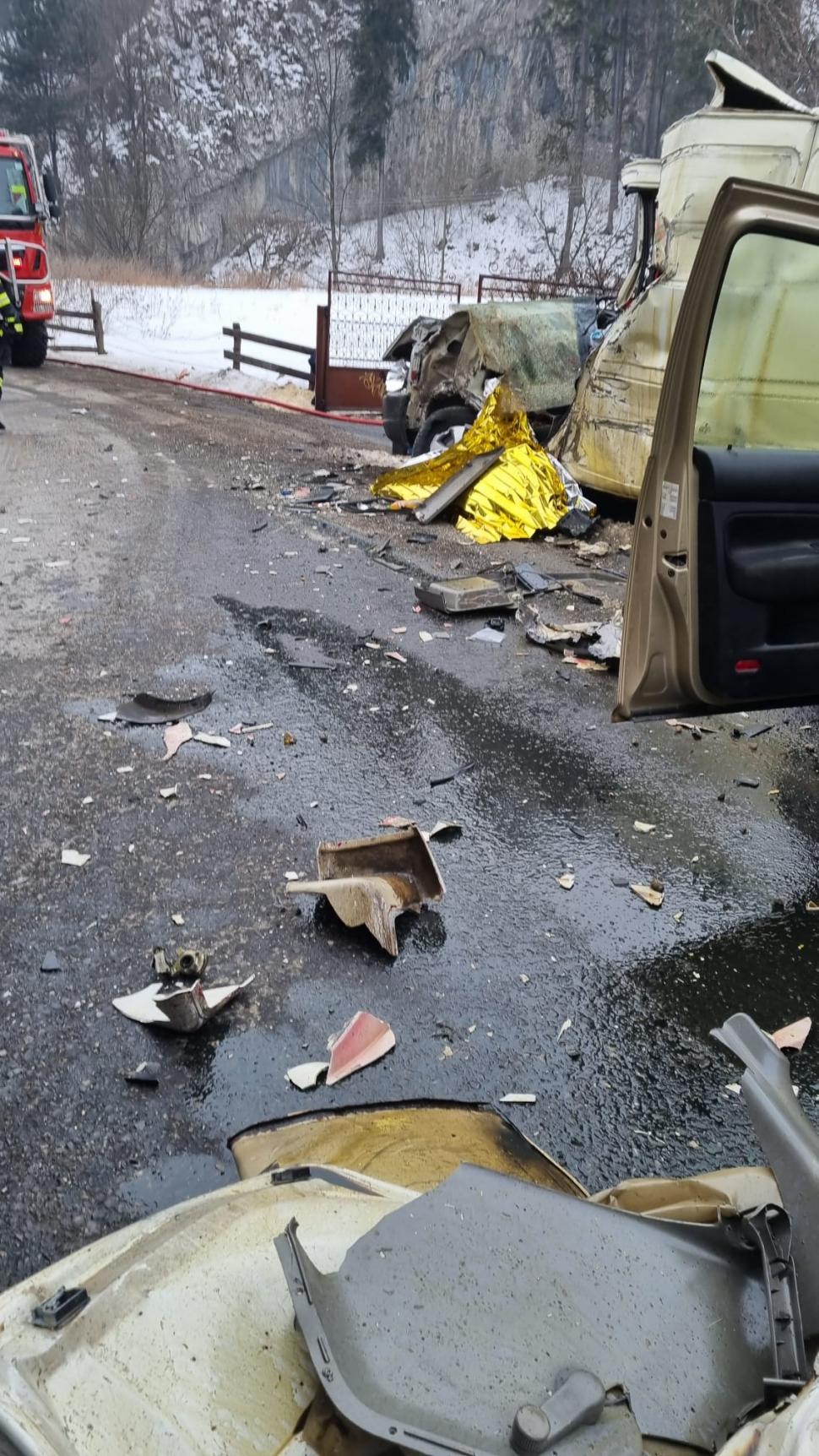 Al doilea accident grav al zilei: Un TIR, o dubă și o mașină s-au ciocnit, în Bran. Unul dintre șoferi a murit pe loc 748263