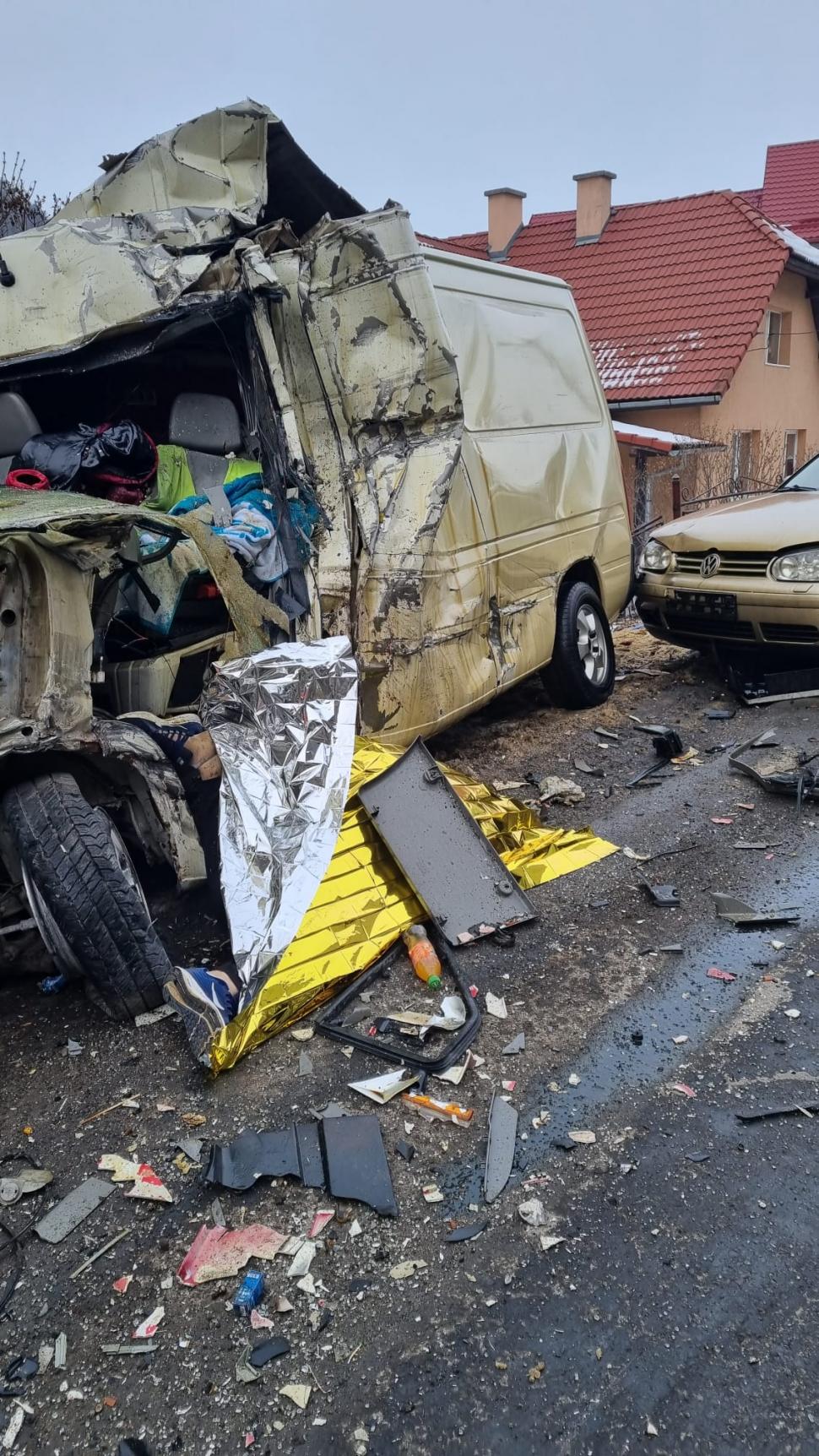 Al doilea accident grav al zilei: Un TIR, o dubă și o mașină s-au ciocnit, în Bran. Unul dintre șoferi a murit pe loc 748264