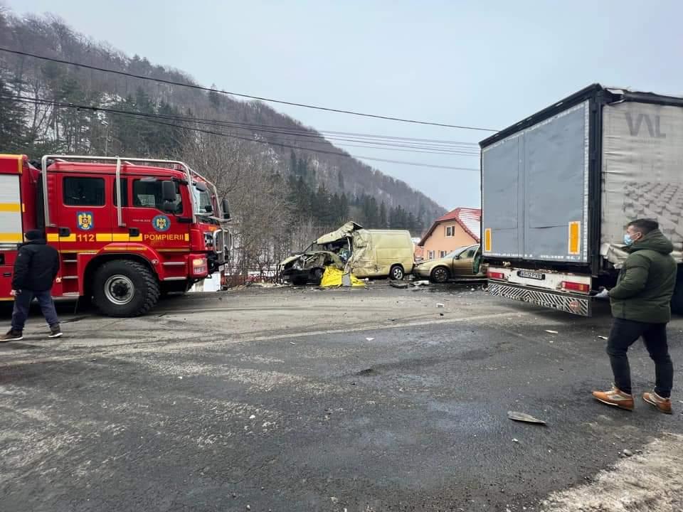 Al doilea accident grav al zilei: Un TIR, o dubă și o mașină s-au ciocnit, în Bran. Unul dintre șoferi a murit pe loc 748266
