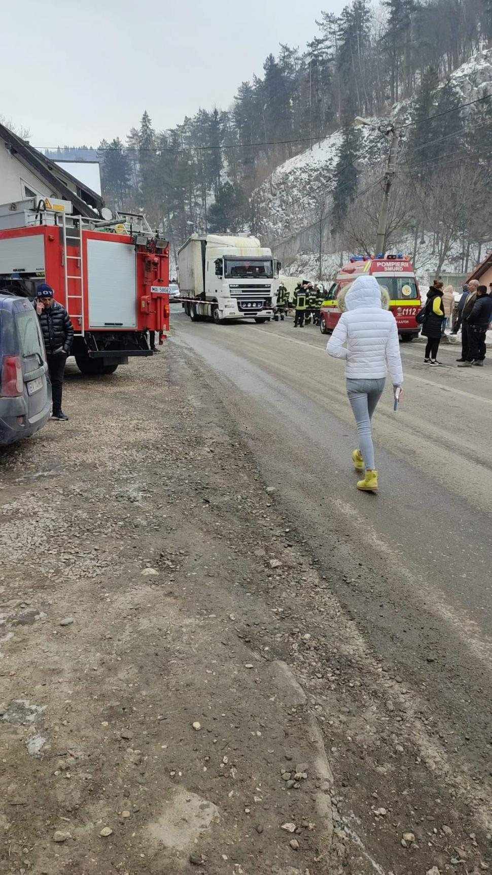 Al doilea accident grav al zilei: Un TIR, o dubă și o mașină s-au ciocnit, în Bran. Unul dintre șoferi a murit pe loc 748267