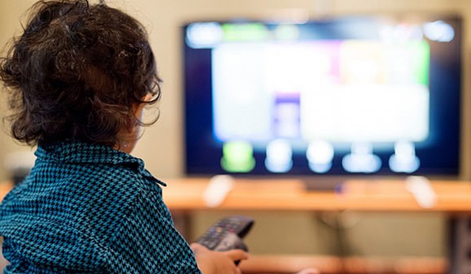 Cercetătorii britanici, avertisment pentru părinţi: "Bebeluşii care se uită la televizior au un risc mai mare de a fi diagnosticaţi cu autism"