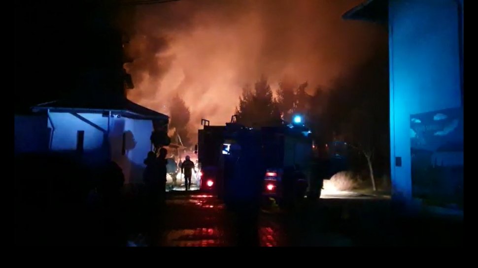 Incendiu puternic, luni noapte, la Mănăstirea Nucet din Dâmbovița  