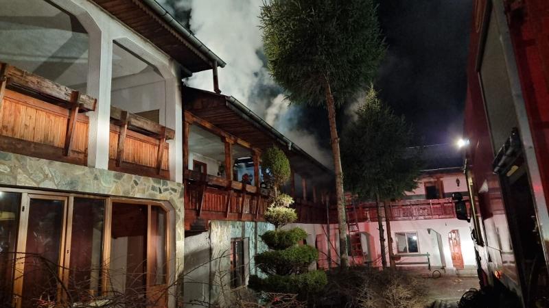 Incendiu puternic, luni noapte, la Mănăstirea Nucet din Dâmbovița   748200