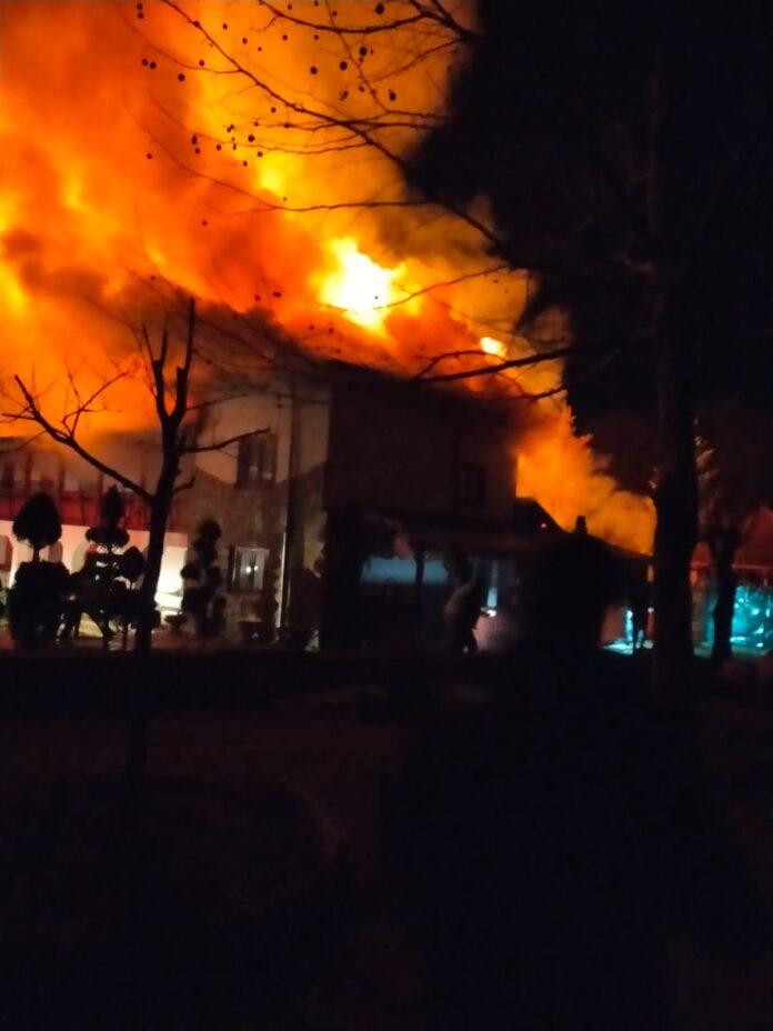 Incendiu puternic, luni noapte, la Mănăstirea Nucet din Dâmbovița   748201
