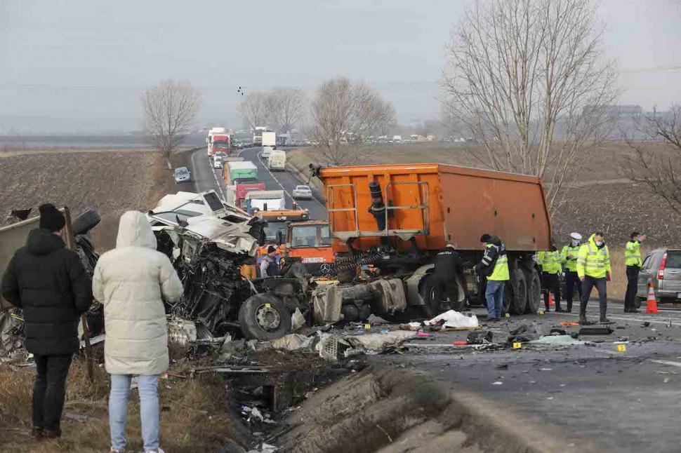 Cine erau cei doi şoferi care au murit în cel mai grav accident din ultimii ani. Unul era tatăl a doi copii, celălalt avea 30 ani 748260