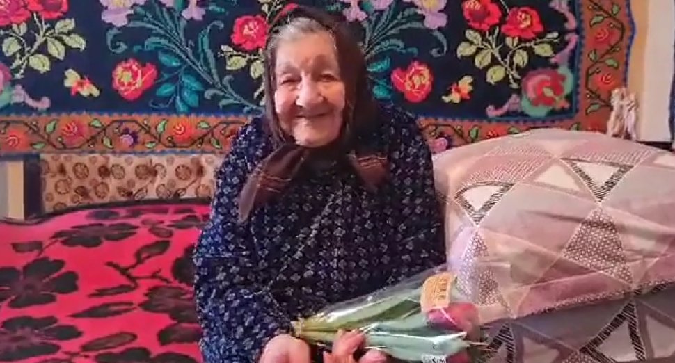 O batrânică simpatică de 101 ani, din Titu, dezvăluie secretul celor mai fragede gogoși