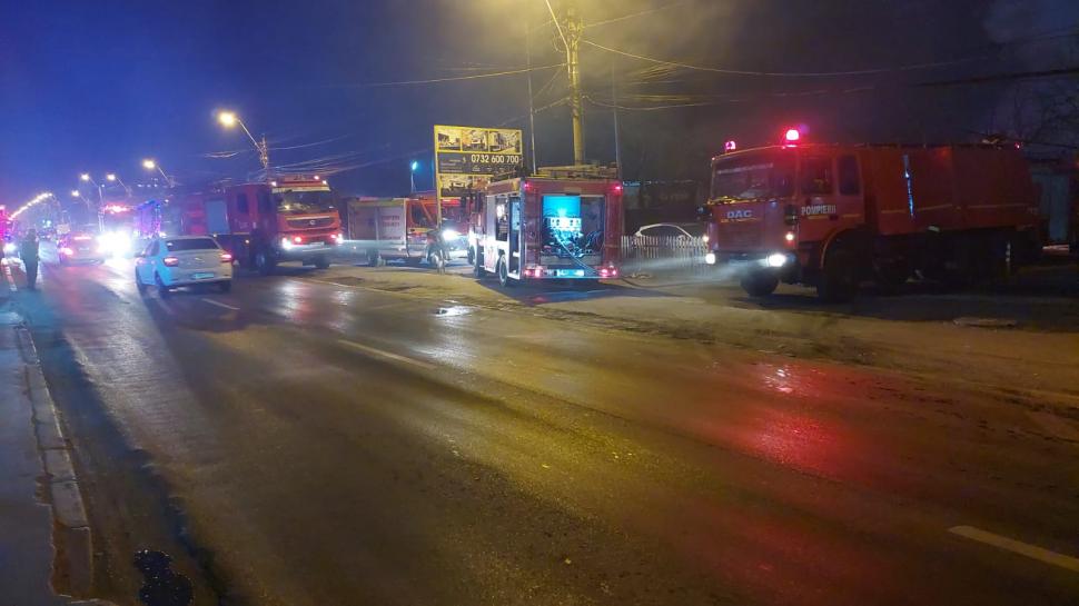 Incendiu puternic în Bucureşti. 15 maşini de pompieri şi ambulanţe, mobilizate 748605