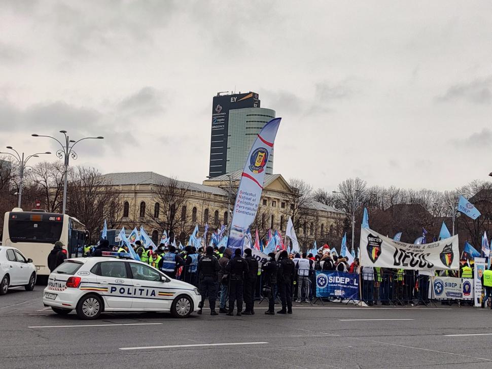 Polițiștii din toată țara protestează în fața Guvernului și Parlamentului. Se aruncă cu petarde 748488