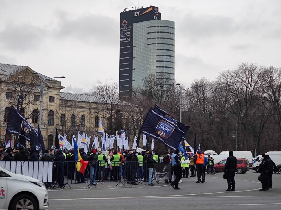Polițiștii din toată țara protestează în fața Guvernului și Parlamentului. Se aruncă cu petarde 748489