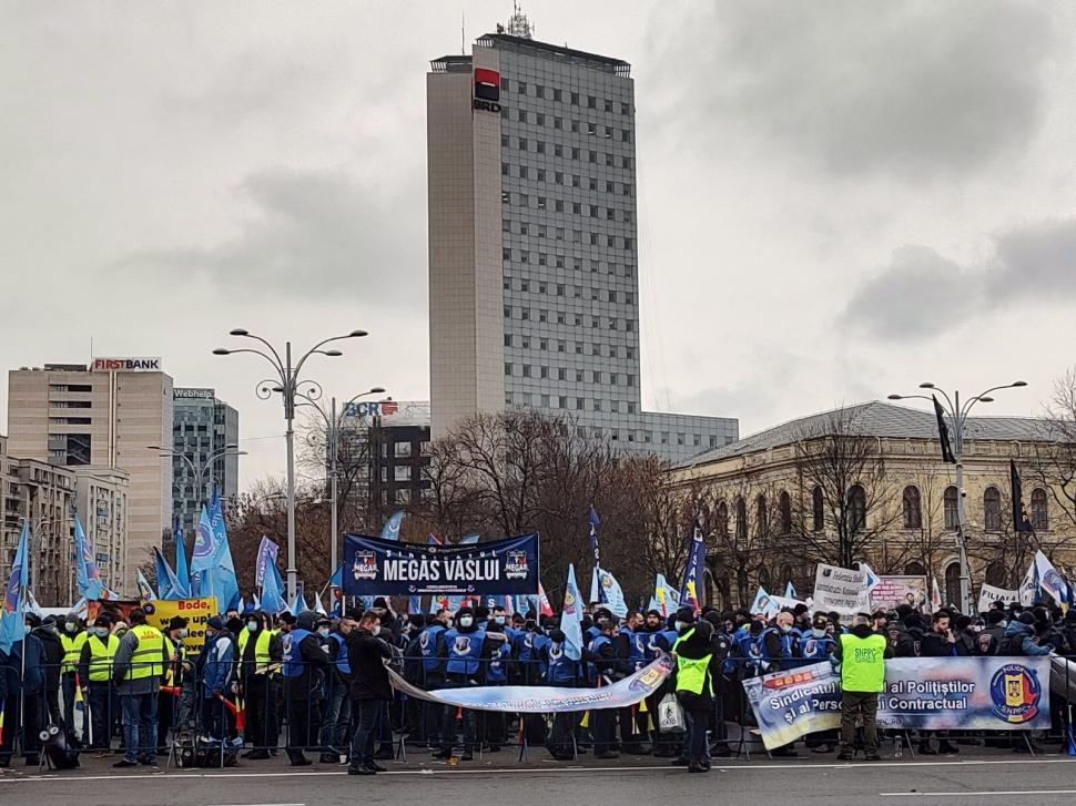 Polițiștii din toată țara protestează în fața Guvernului și Parlamentului. Se aruncă cu petarde 748490