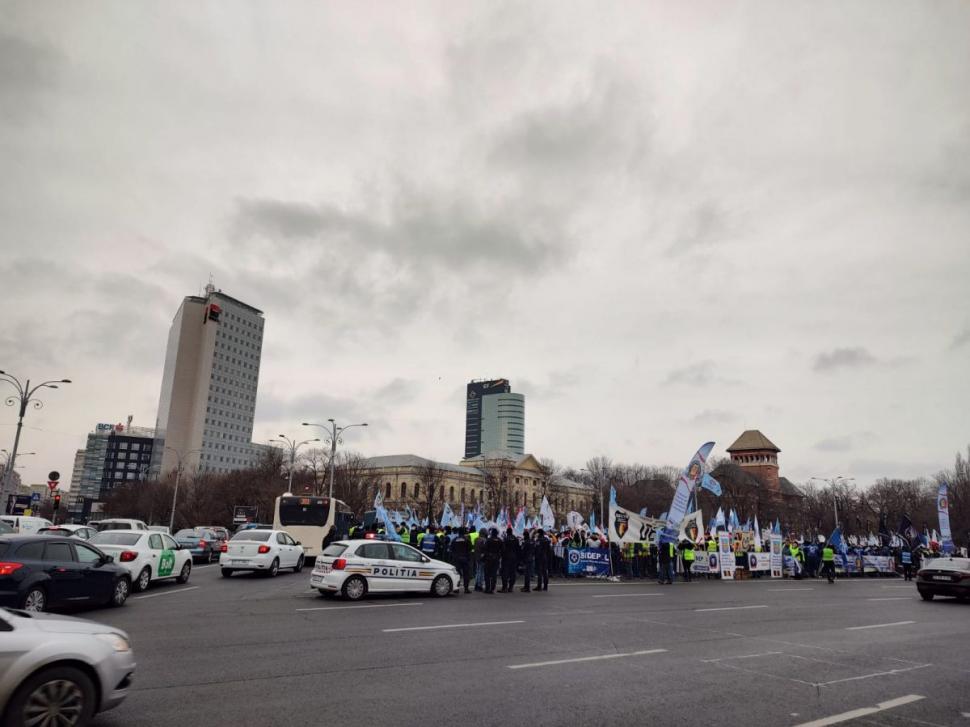 Polițiștii din toată țara protestează în fața Guvernului și Parlamentului. Se aruncă cu petarde 748496