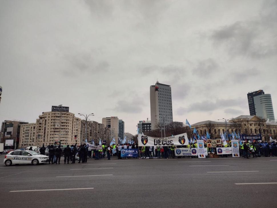 Polițiștii din toată țara protestează în fața Guvernului și Parlamentului. Se aruncă cu petarde 748497