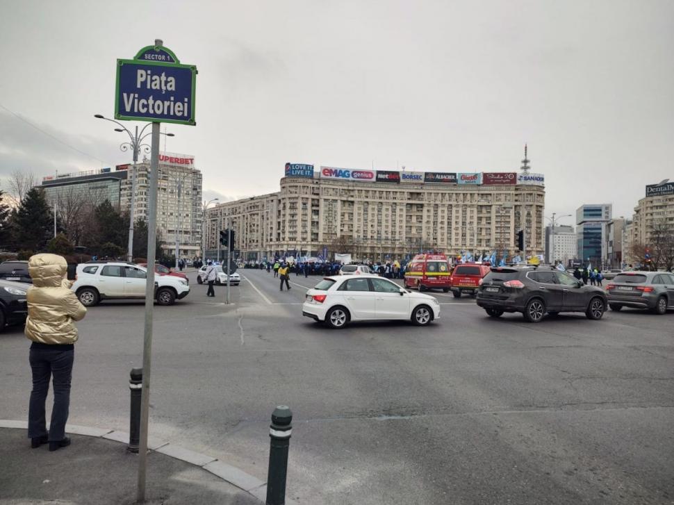 Polițiștii din toată țara protestează în fața Guvernului și Parlamentului. Se aruncă cu petarde 748499