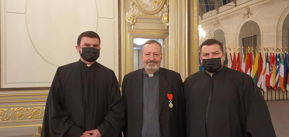 Un preot român la președinția Franței: Cine este prelatul care a petrecut alături de Emmanuel și Brigitte Macron 748559