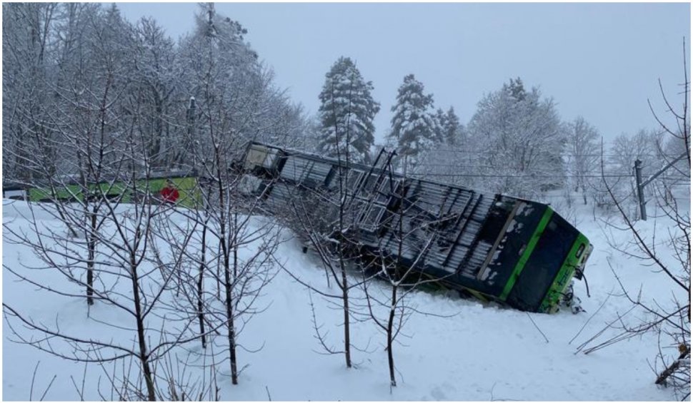 Un tren a fost luat de pe șine de o avalanșă în Elveția