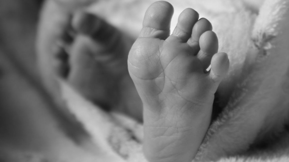 Un bebeluș de doar o lună a murit de COVID, la Bacău