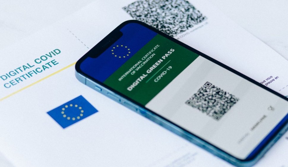 Folosirea certificatului verde ar putea fi extinsă încă un an, până în iunie 2023. Comisia Europeană: ''Virusul încă circulă şi trebuie să fim pregătiţi pentru noi creşteri"