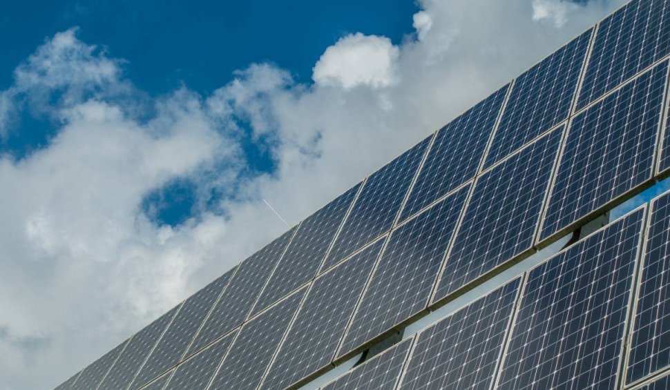 Panourile solare de pe DN1 au dispărut după doar o săptămână de la instalare, în Brașov