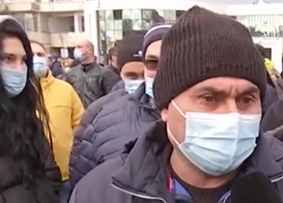 Muncitori în lacrimi la protest. Se închide compania ALRO Slatina