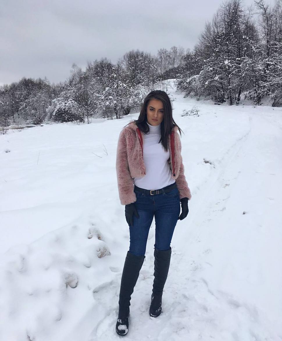 A murit Daniela, tânăra izbită de un copac în timp ce era trasă cu un colac pe zăpadă, în Negreşti-Oaş 748895