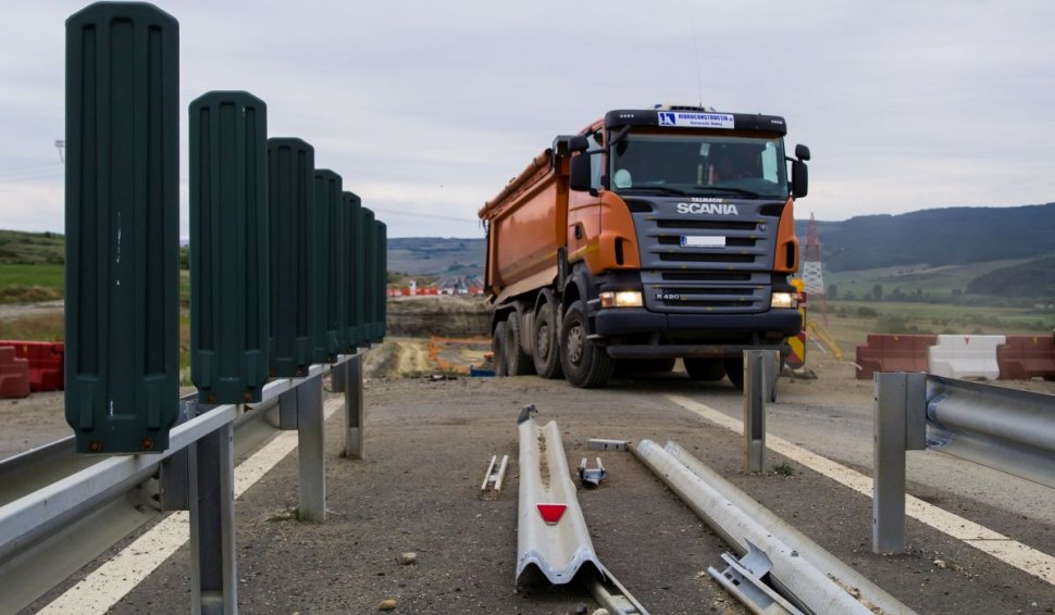 Autostrada Sibiu-Piteşti nu va fi gata nici în 10 ani. Neregulile reclamate de constructori şi replica CNAIR
