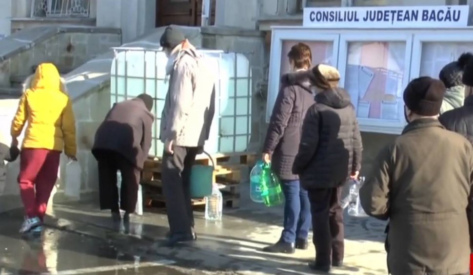 Locuitorii din Bacău stau la coadă la bazinele amplasate pe străzi. Nu au apă potabilă în case de 5 zile