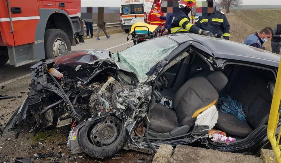 Doi oameni au murit pe loc, striviţi într-o maşină, după un accident devastator la Băileşti, în Dolj