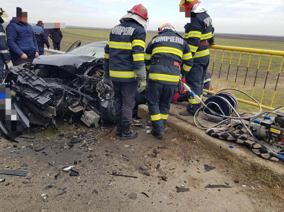 Doi oameni au murit pe loc, striviţi într-o maşină, după un accident devastator la Băileşti, în Dolj 749183