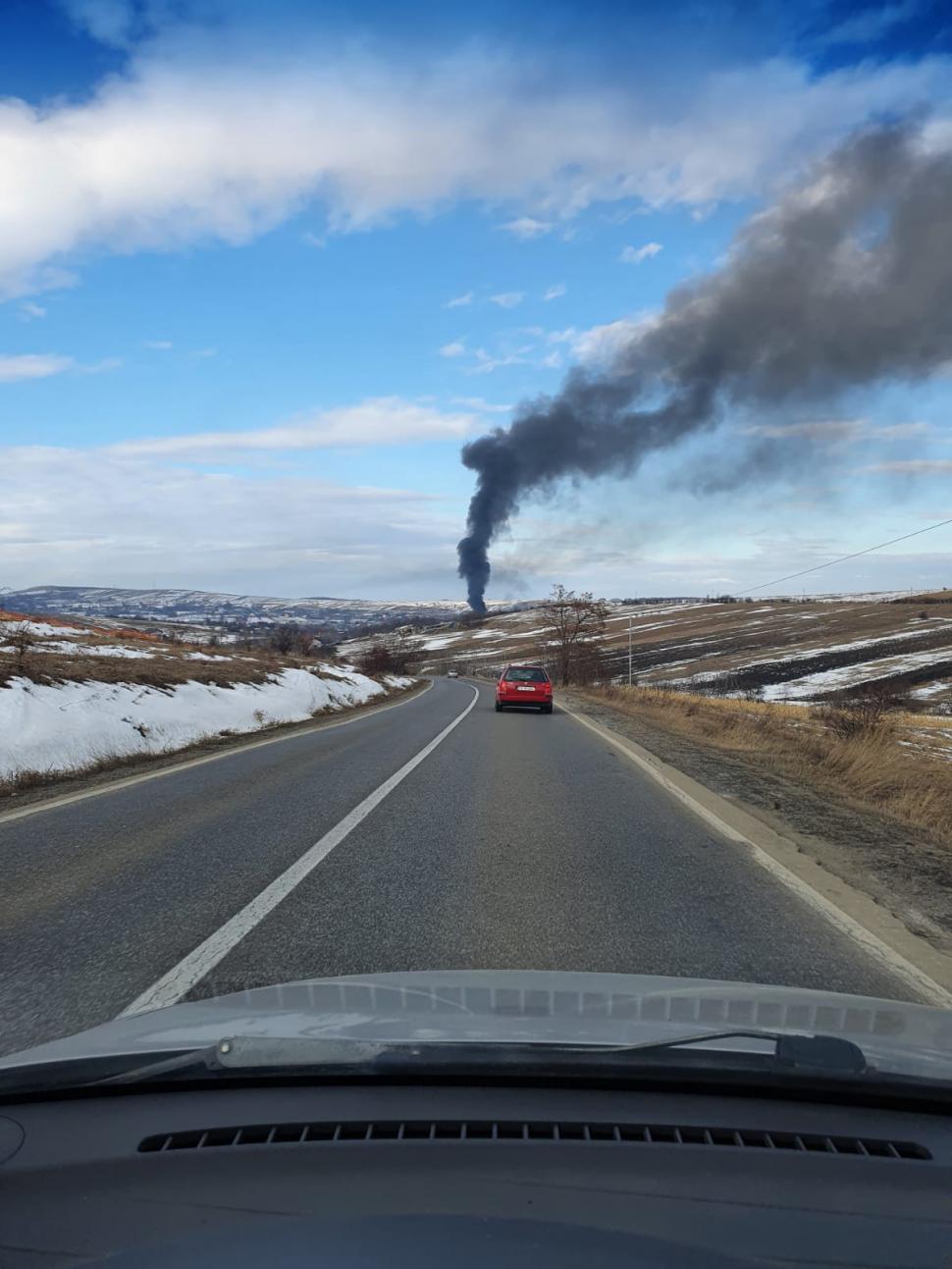 Incendiu violent la un parc de dezmembrări auto din Neamţ | Zeci de maşini au luat foc 749188