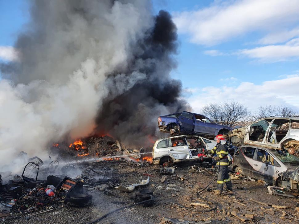 Incendiu violent la un parc de dezmembrări auto din Neamţ | Zeci de maşini au luat foc 749189