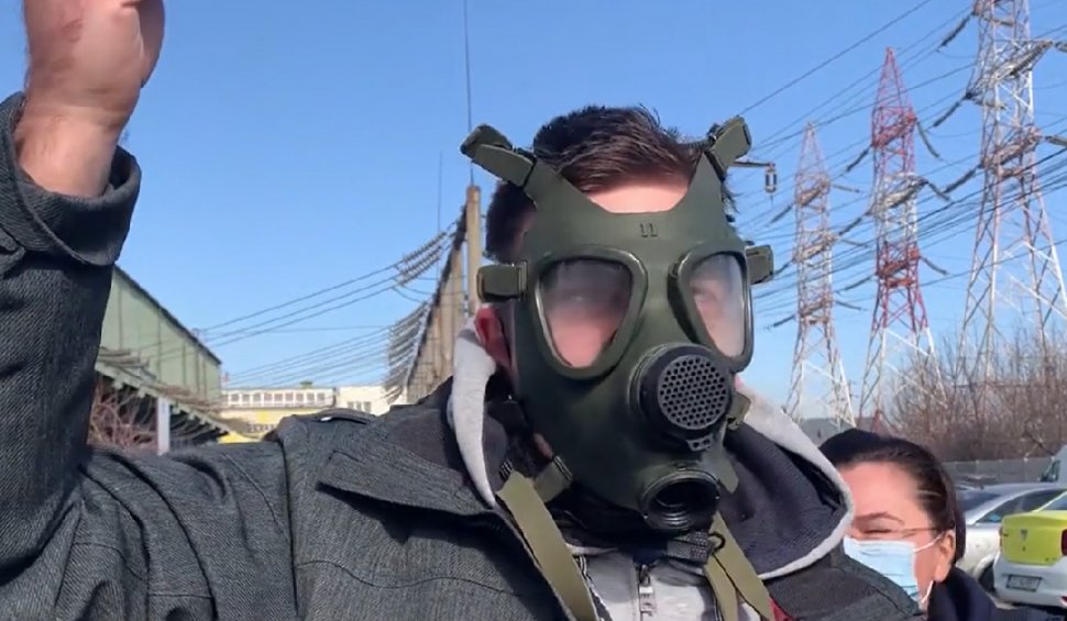 Proteste cu măşti de gaze în faţa unei uzine care poluează în Craiova: "Suntem otrăviţi zilnic"