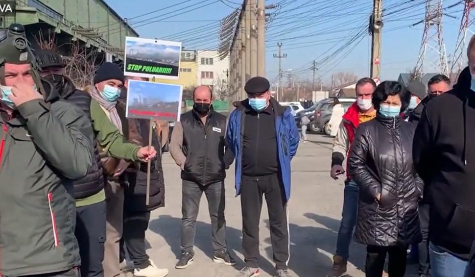 Proteste cu măşti de gaze în faţa unei uzine care poluează în Craiova: "Suntem otrăviţi zilnic" 749207