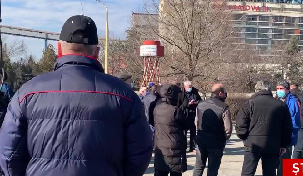 Proteste cu măşti de gaze în faţa unei uzine care poluează în Craiova: "Suntem otrăviţi zilnic" 749208