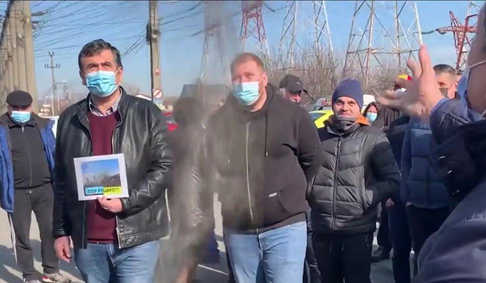 Proteste cu măşti de gaze în faţa unei uzine care poluează în Craiova: "Suntem otrăviţi zilnic" 749209