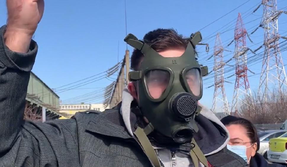 Proteste cu măşti de gaze în faţa unei uzine care poluează în Craiova: "Suntem otrăviţi zilnic" 749210