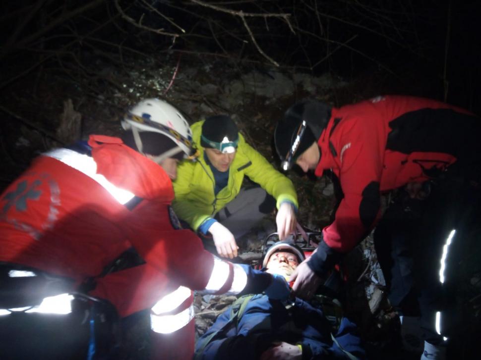 Strigăte de disperare în zona unei peșteri din Caraş Severin. Salvamontiştii: "E foarte frig, întuneric și se anunță o intervenție extrem de dificilă" 749246