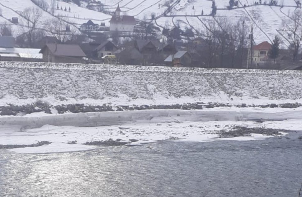 Cei doi fraţi căzuți în râul Bistriţa, după ce s-au jucat pe gheaţă, au murit