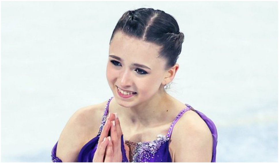 Patinatoarea rusă de doar 15 ani Kamila Valieva scrie istorie la debutul olimpic. A devenit a patra femeie care a reușit o săritură triplu axel